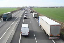 Diaľničnú známku je naďalej možné zakúpiť si cez web www.eznamka.sk, aplikáciu eZnamka alebo na informačno-predajných miestach pri hraničných priechodoch. FOTO: TASR