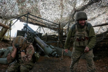 Ukrajinkí vojaci neďaleko mesta Pokrovsk. FOTO: Reuters