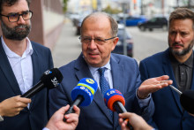 Primátor mesta Trenčín Richard Rybníček (uprostred), primátor Bratislavy Matúš Vallo (vpravo) a primátor mesta Nitra Marek Hattas (vľavo). FOTO: TASR/Jaroslav Novák