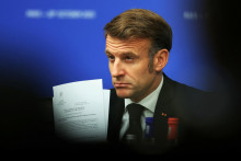 Pretrvávajúca politická neistota vo Francúzsku ťahá celý sektor priemyselnej výroby nižšie a francúzsky prezident Emmanuel Macron to ako bývalý bankár musí veľmi dobre vedieť. FOTO: REUTERS