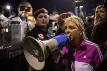 Dijana Hrková, matka jednej z obetí železničnej tragédie v Novom Sade, ktorá pred parlamentom začala držať protestnú hladovku. FOTO: Reuters