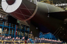 Jadrová ponorka Chabarovsk počas spustenia na vodu v lodenici Sevmaš v Severodvinku v Rusku. FOTO: AP