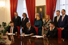 Zľava predseda hnutia SPD Tomio Okamura, predseda hnutia ANO Andrej Babiš a predseda strany Motoristi sebe Petr Macinka podpisujú koaličnú zmluvu v Prahe. FOTO: TASR/Barbora Vizváryová