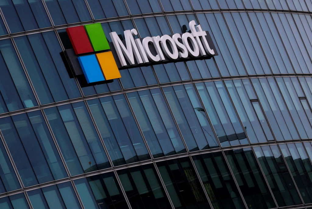 Microsoft už minulý rok získal od americkej vlády vývozné licencie súvisiace s projektmi v SAE a súčasná administratíva vydala nové povolenia na tento rok, dodal Smith na okraj konferencie o energetike v Abú Zabí. FOTO: REUTERS