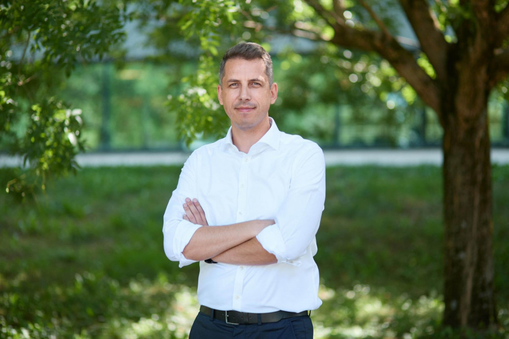 Podľa Ionuta Farcasa používanie umelej inteligencie výrazne zvyšuje nároky na výrobu elektriny. FOTO: Schneider Electric