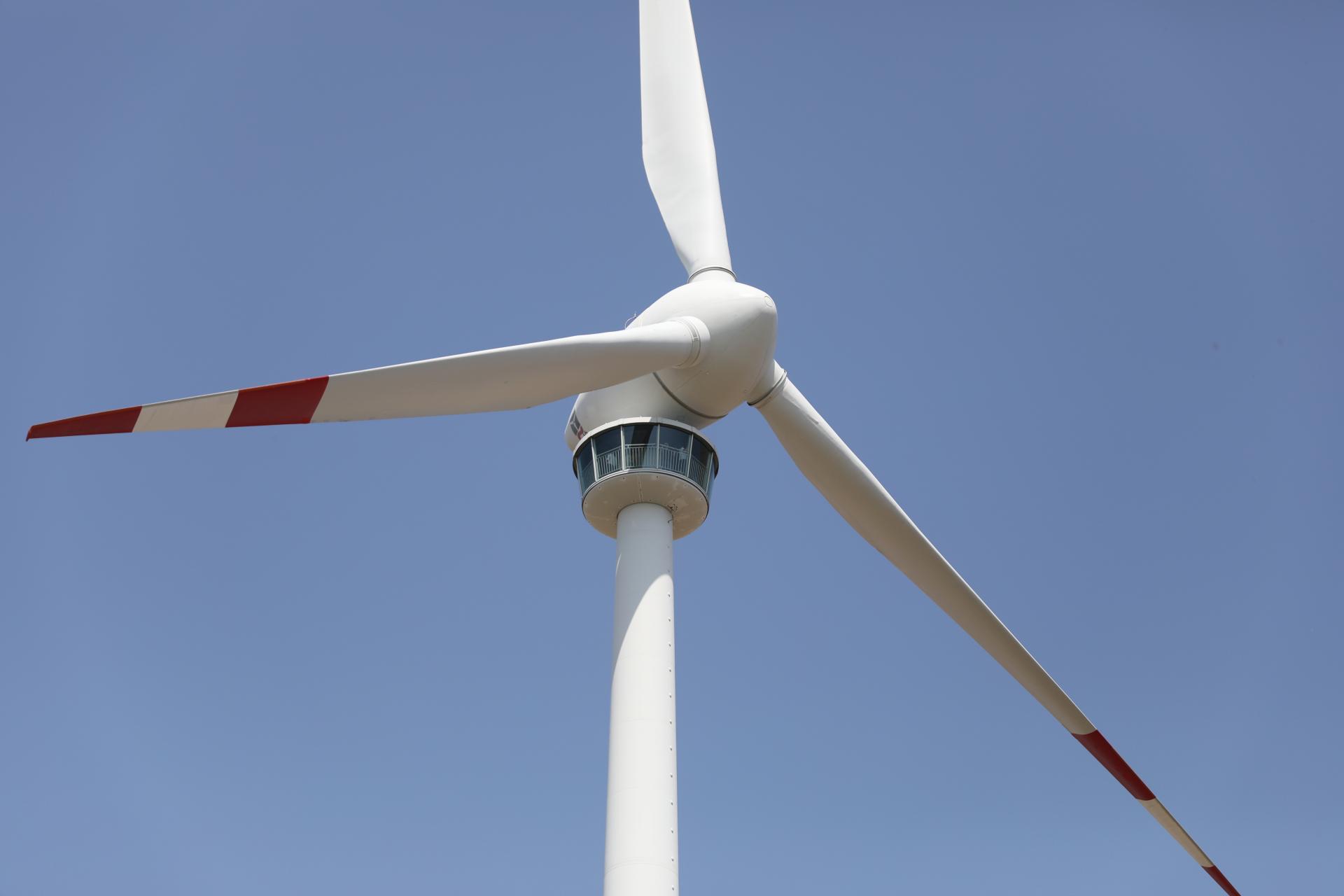 Samosprávy pri Hlohovci a Michalovciach odmietajú veterné parky, podpísali spoločné memorandum