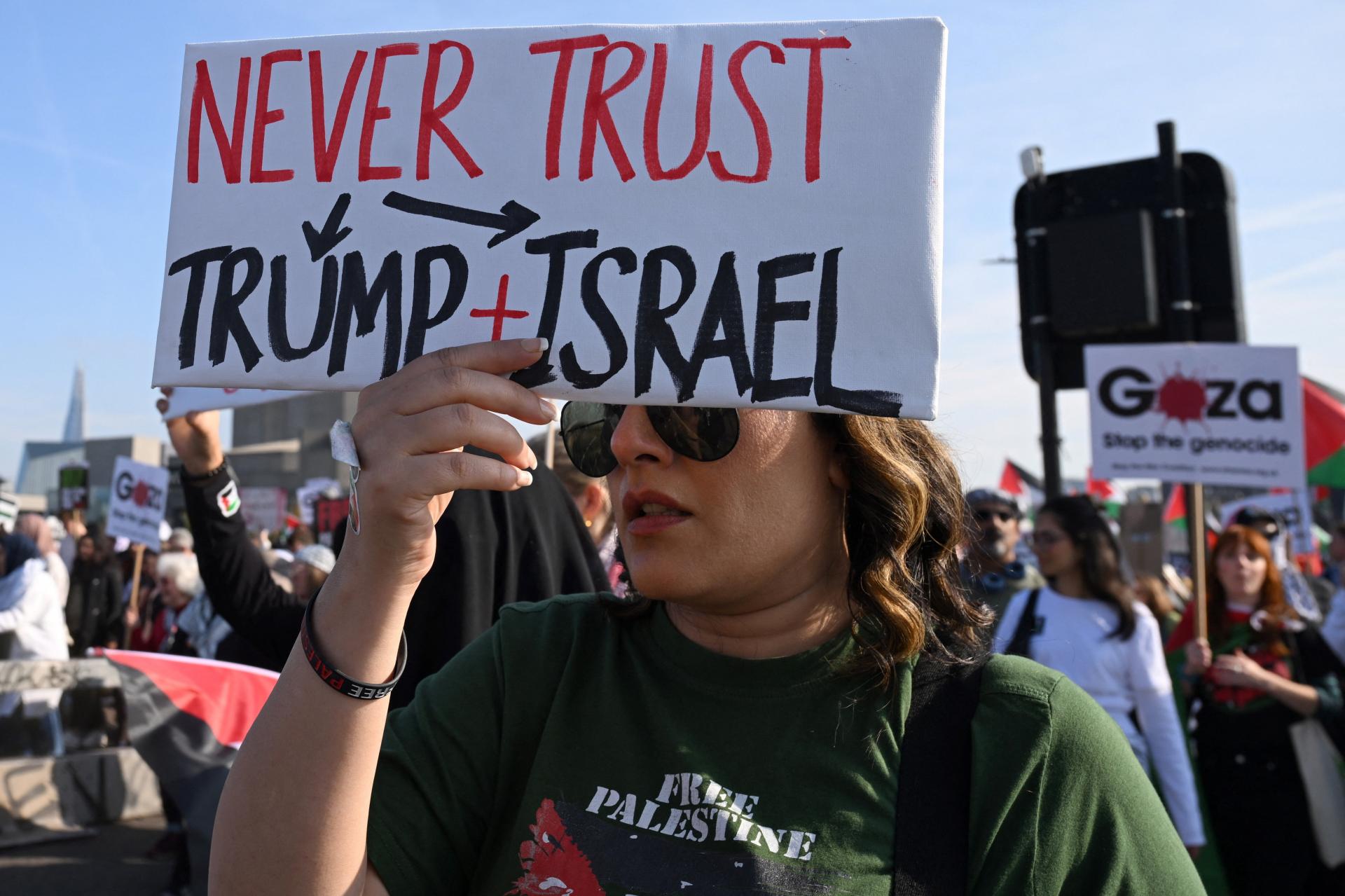 Británia plánuje zákaz demonštrácií pred domami politikov a sudcov, obmedzí aj zakrývanie identity rúškami