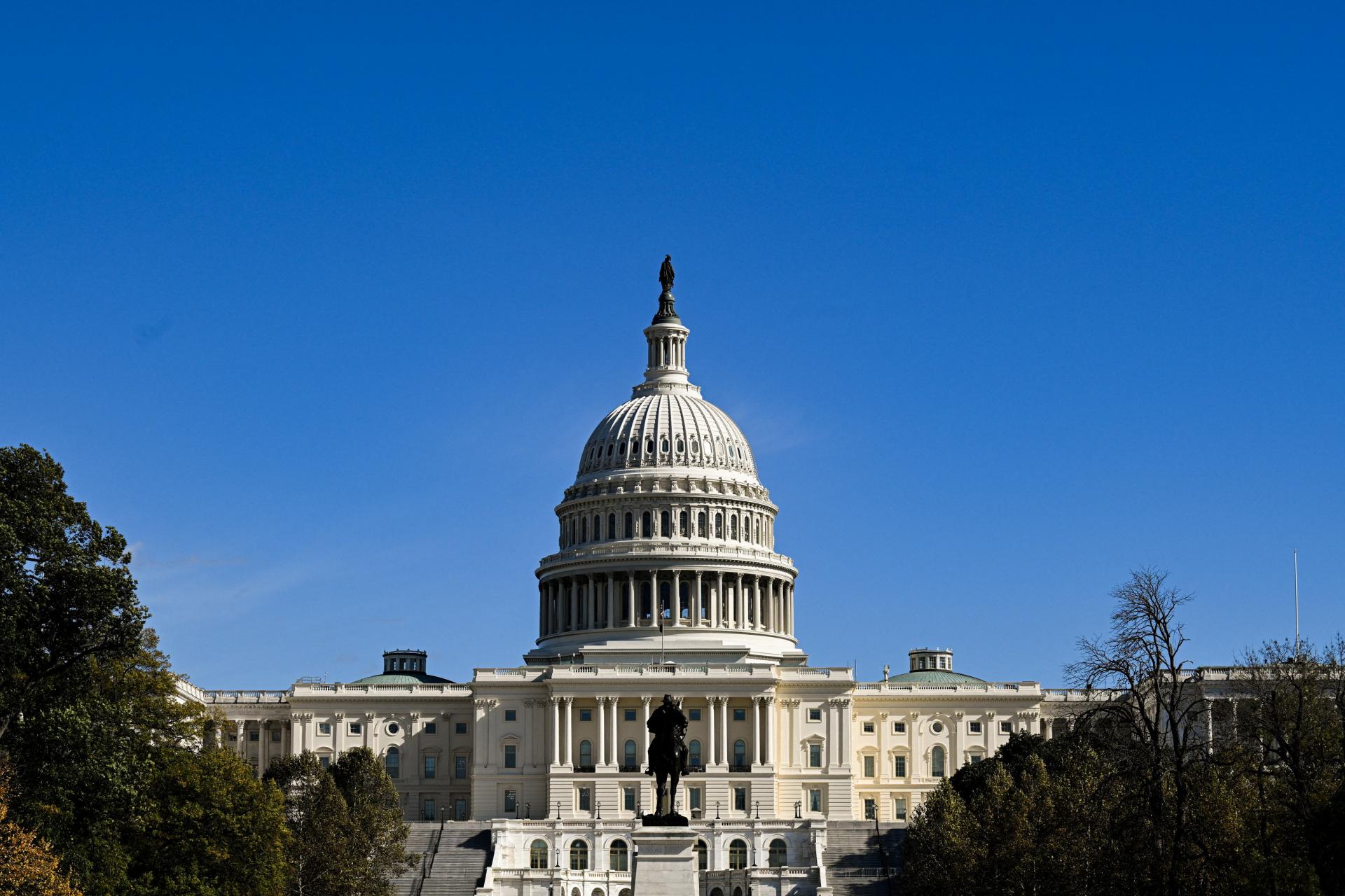 Shutdown v USA trvá rekordných 35 dní a nečinnosť Kongresu si vyberajú svoju daň