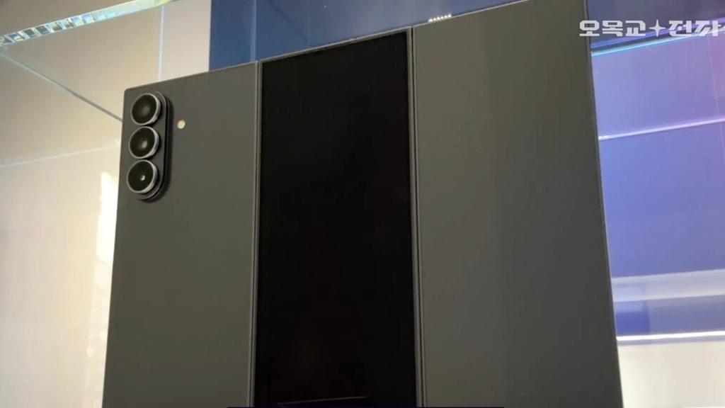 Prvé detailné snímky sú na svete. Takto vyzerá trojskladačka od Samsungu