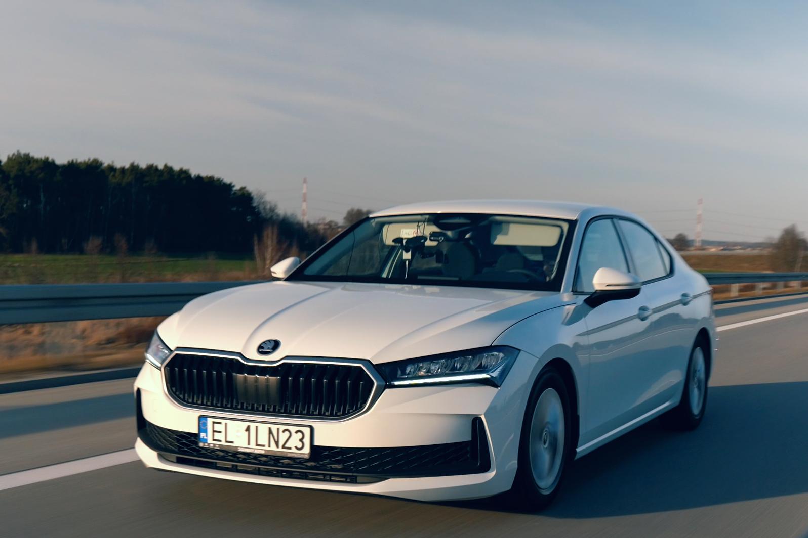 Takmer tritisíc kilometrov na nádrž. Poliak stanovil na Škode Superb svetový rekord