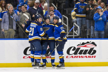 Daliborovi Dvorskému gratulujú spoluhráči. FOTO: Reuters