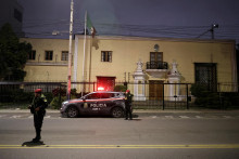 Príslušníci peruánskej polície stoja pri policajnom hliadkovom vozidle pred mexickým veľvyslanectvom po tom, čo Peru prerušilo diplomatické styky s Mexikom. FOTO: Reuters