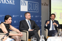 HN Club – Budeme mať nové nemocnice? Na snímke sprava minister obrany Robert Kaliňák, minister zdravotníctva Kamil Šaško a Alena Sabelová, ktorá je štátnou tajomníčkou podpredsedu vlády pre Plán obnovy a znalostnú ekonomiku.

FOTO: HN/ Peter Mayer