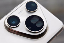 Ešte pred niekoľkými rokmi by to bol očakávaný prístroj, ale dnes je to skôr zvláštnosť. Americké embargo urobilo z prístrojov Huawei mimo domáceho trhu v podstate raritu. Lenže tá posledná rarita je najlepší fotomobil na svete a asi najlepšie spracovaný telefón, aký sme za dlhú dobu mali v rukách.