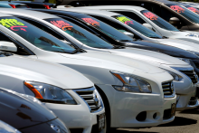 „Predaj vozidiel bude v nasledujúcich mesiacoch čeliť nepriaznivým vplyvom,“ povedala Grace Zwemmerová, ekonómka v Oxford Economics. FOTO: REUTERS