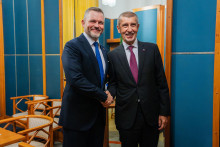 Na snímke predseda hnutia ANO Andrej Babiš (vpravo) a slovenský prezident Peter Pellegrini sa vítajú v Prahe 4. novembra 2025. FOTO: TASR/Kancelária prezidenta SR