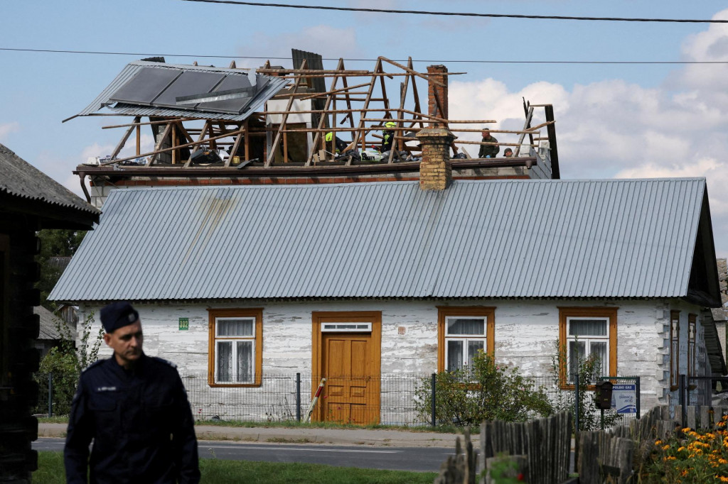 Hasiči pracujú na zničenej streche domu po tom, čo ruské drony narušili poľský vzdušný priestor počas útoku na Ukrajinu (10. septembra 2025). FOTO: Reuters