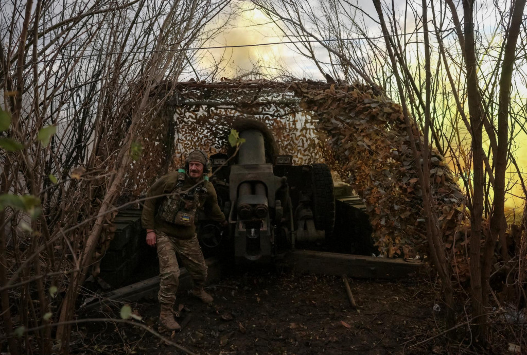 Ukrajinský vojak strieľa z húfnice ruské jednotky. FOTO: Reuters