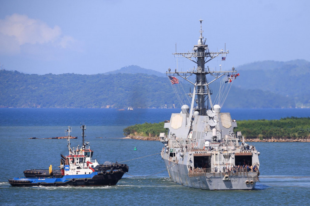 Americký torpédoborec USS Gravely vypláva z prístavu Port of Spain uprostred zvýšeného napätia v regióne medzi USA a Venezuelou. FOTO: Reuters