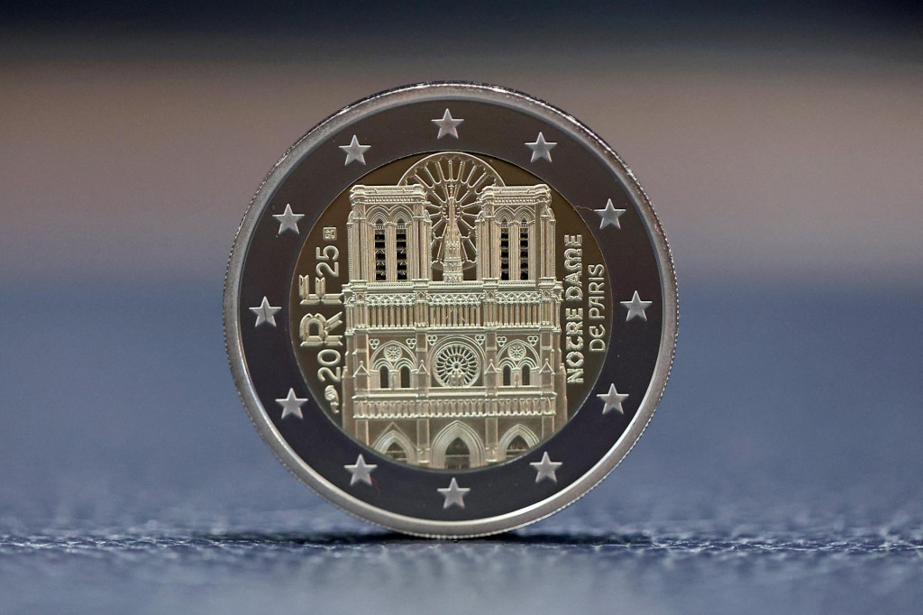 Dvojeurová minca s vyobrazením katedrály Notre-Dame v Paríži pri príležitosti výročia znovuotvorenia katedrály. FOTO: REUTERS