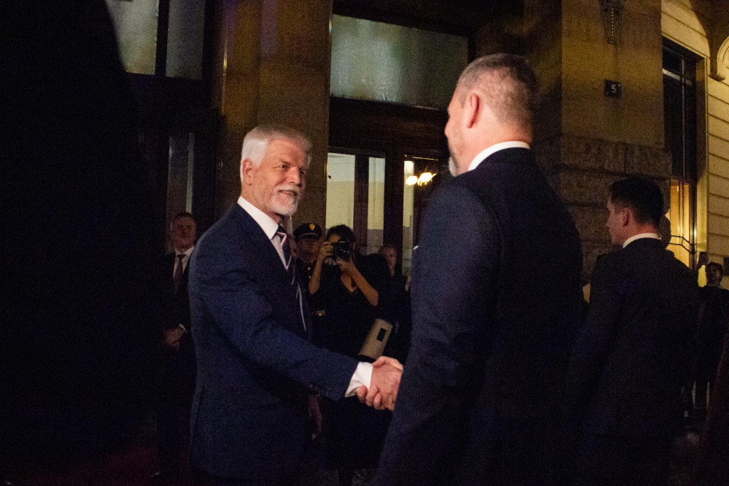Na snímke český prezident Petr Pavel a slovenský prezident Peter Pellegrini sa vítajú pred Obecným domom v Prahe. FOTO: TASR/Barbora Vizváryová