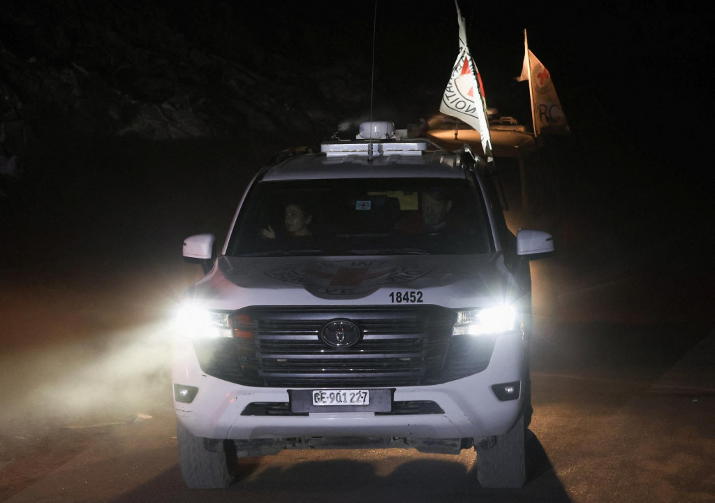 Podľa zdrojov izraelskej televízie Kešet 12 izraelská vláda verí, že v spolupráci s Hamasom a ostatnými stranami sa jej podarí do Izraela vrátiť pozostatky všetkých zosnulých rukojemníkov. FOTO: REUTERS