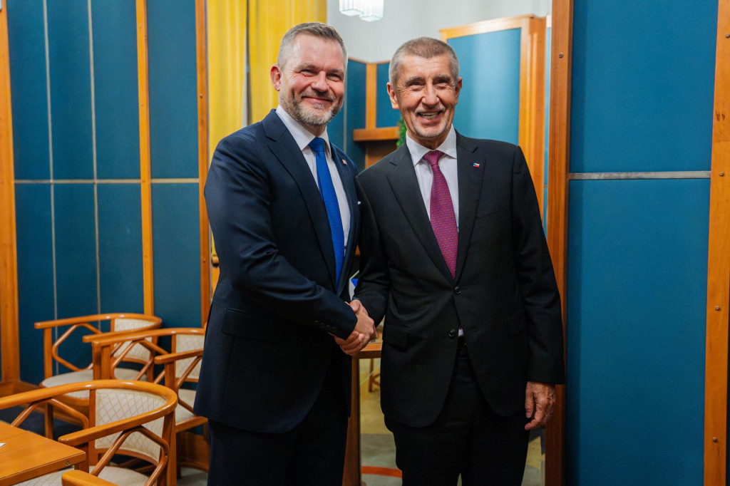 Na snímke predseda hnutia ANO Andrej Babiš (vpravo) a slovenský prezident Peter Pellegrini sa vítajú v Prahe 4. novembra 2025. FOTO: TASR/Kancelária prezidenta SR
