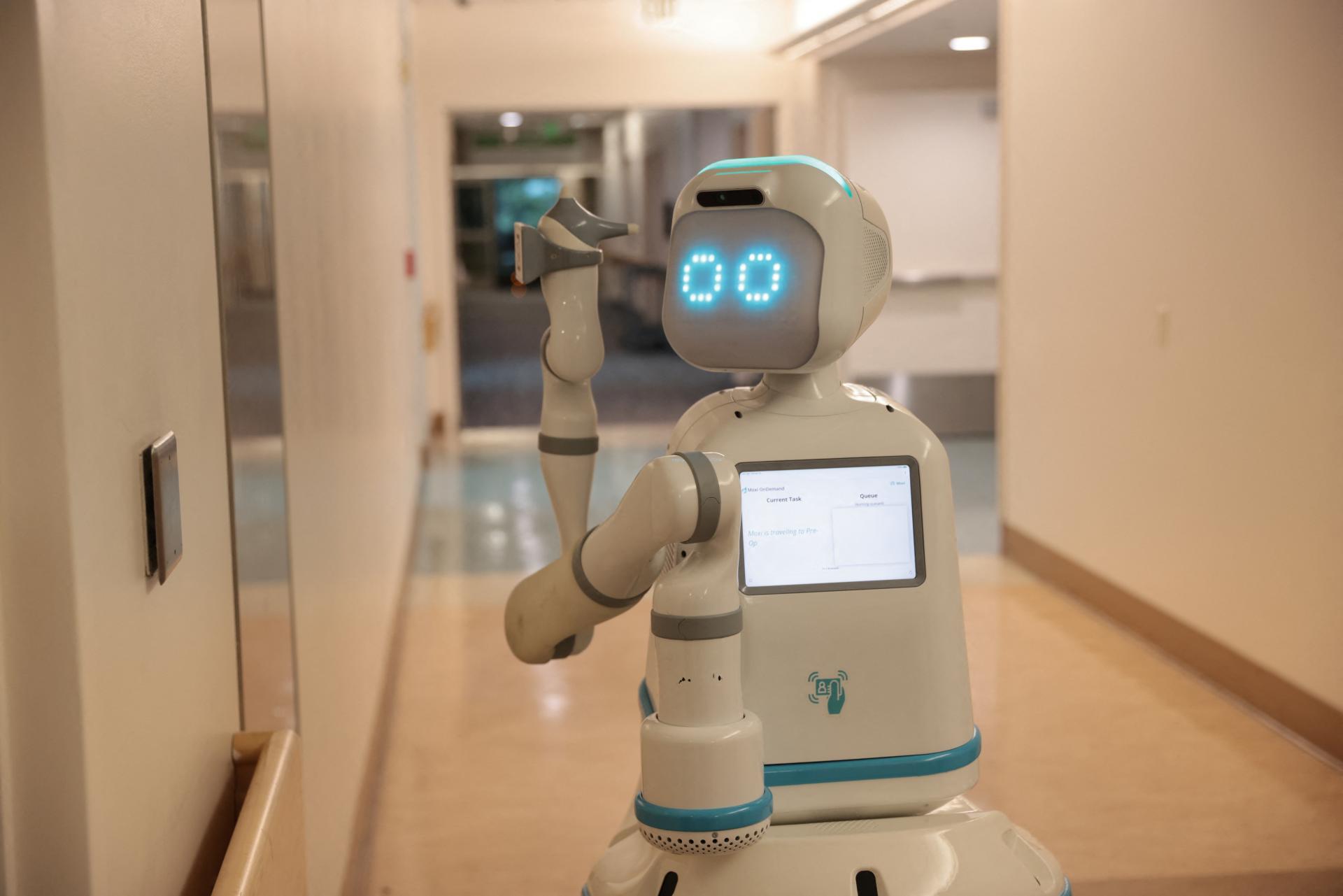 Japonské letisko otvorilo obchod so suvenírmi, kde obsluhuje mačací robot