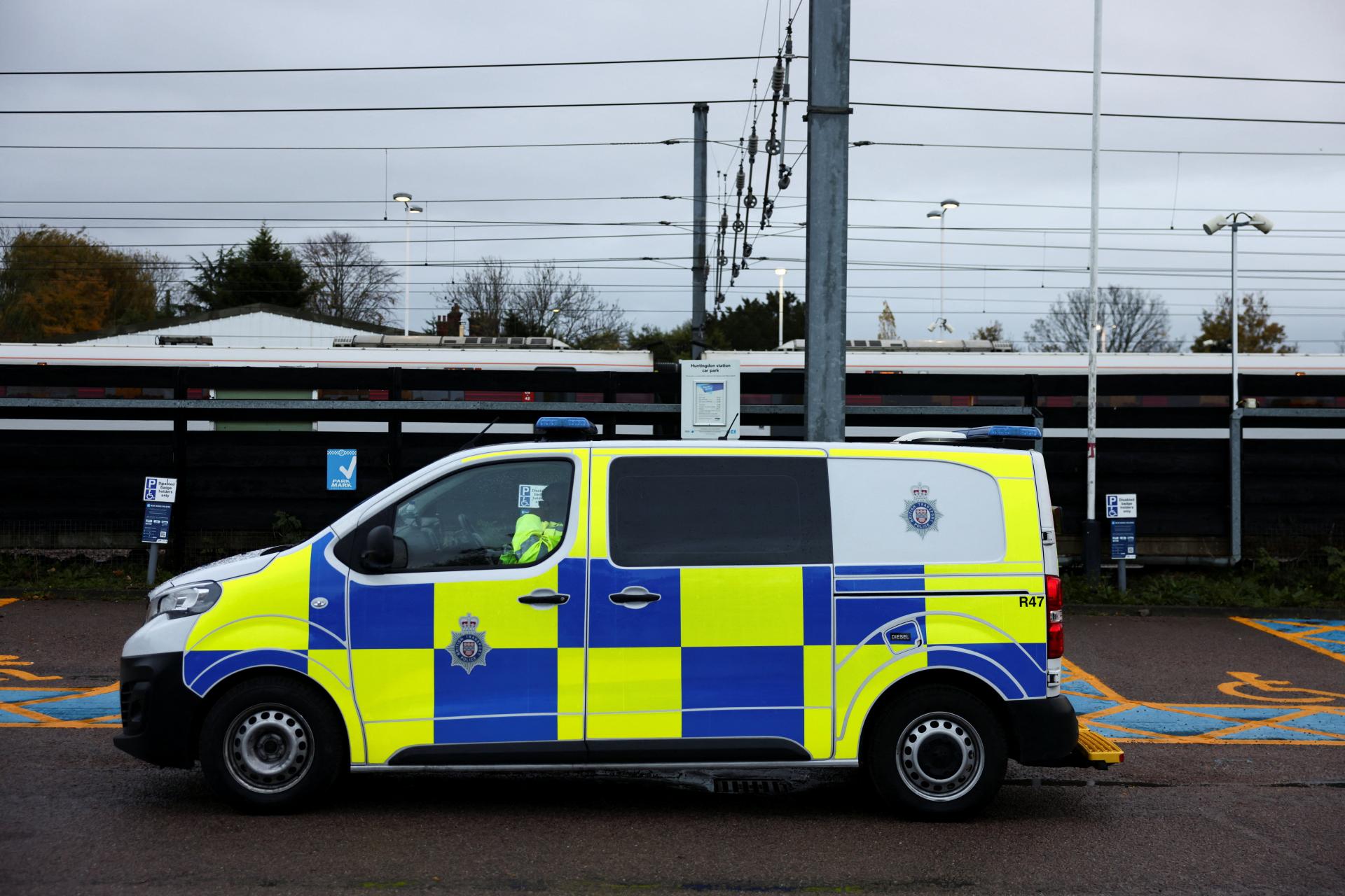 V Británii omylom prepustili ďalšieho väzňa, pátra po ňom polícia