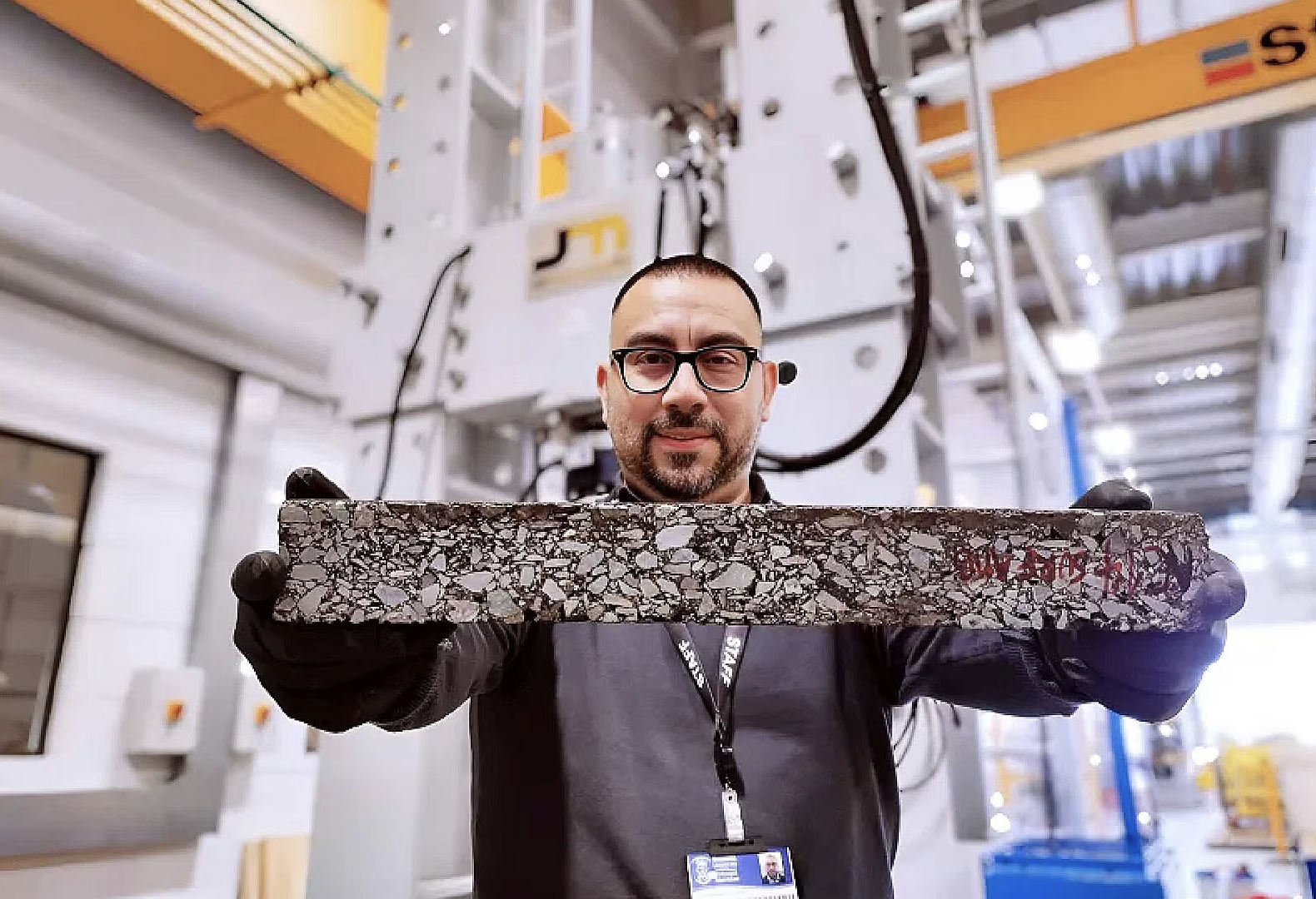 Konečne záchrana pre cestárov. V Británii vyvíjajú asfalt, ktorý sa dokáže opraviť sám