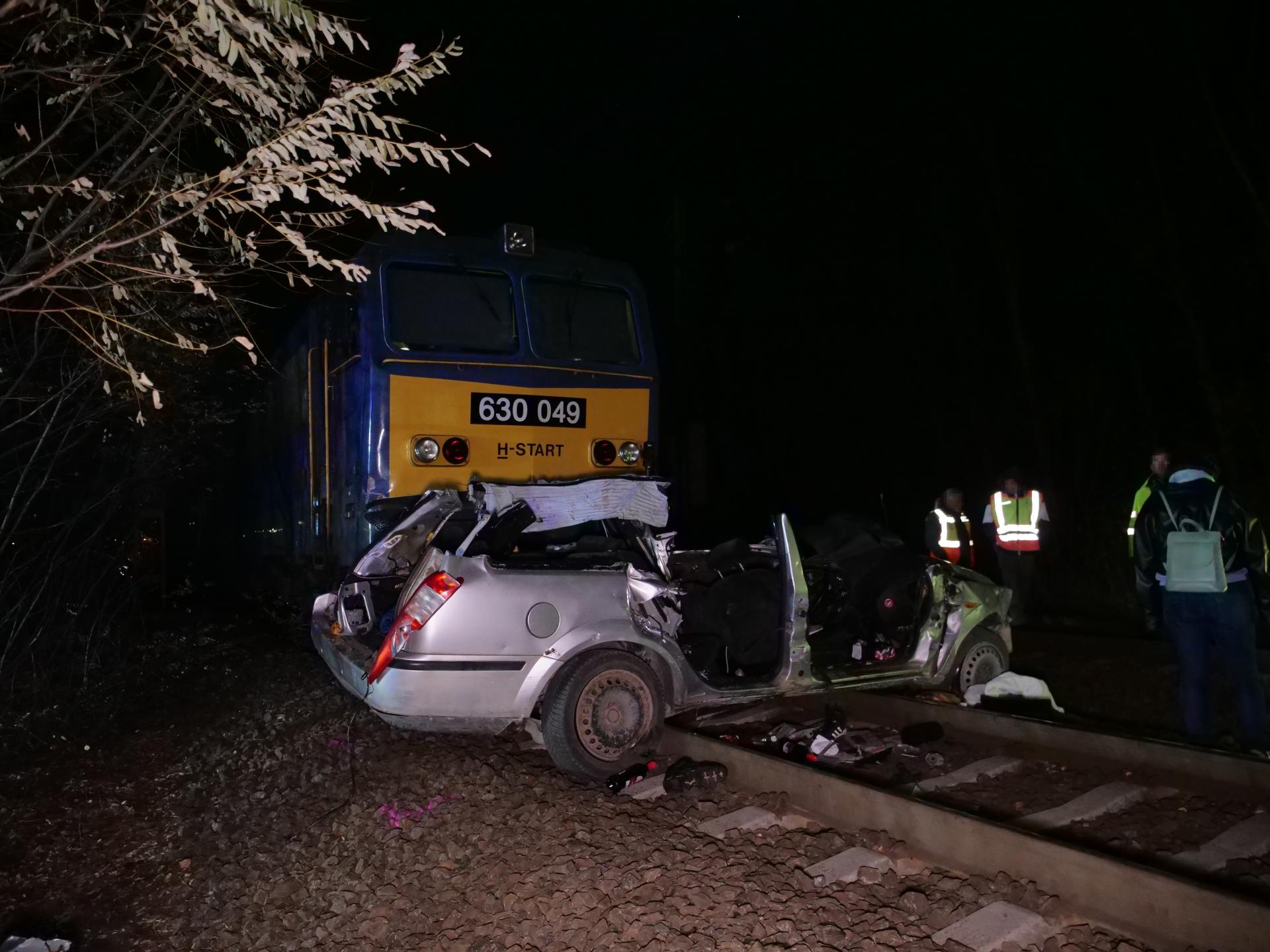 V Maďarsku sa zrazilo auto s vlakom, zomrelo šesť ľudí