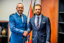 Adriána Mifkoviča (vľavo) vymenoval do funkcie minister vnútra Matúš Šutaj Eštok (Hlas-SD). FOTO: MinV