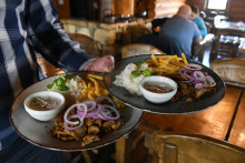 Zamestnávateľ si môže vybrať medzi zabezpečením jedla, stravovacou poukážkou alebo finančným príspevkom.