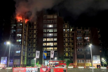 Plamene šľahajú v dome dôchodcov v meste Tuzla na severovýchode Bosny a Hercegoviny.​ FOTO: Reuters