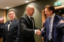 Nórsky minister obrany Tore O. Sandvik, ukrajinský minister obrany Denys Šmýhal a fínsky minister obrany Antti Hakkanen. FOTO: Reuters/NTB