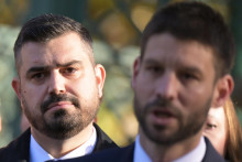 Vľavo kandidát na primátora mesta Košice za hnutie Progresívne Slovensko Martin Mudrák a vpravo predseda hnutia PS Michal Šimečka. FOTO: TASR/František Iván