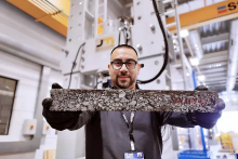 Výskumník Jose Norambuena-Contreras prezentuje „zaliečený“, respektíve zalepený asfalt. Praktické výsledky z laboratória vyzerajú viac ako sľubne.