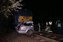 Na snímke IC vlak a osobné auto po zrážke pri severomaďarskej stanici Szentmártonkáta. FOTO: TASR/DUNA/MTI-Zoltan Mihadak