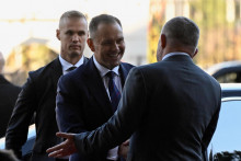 Premiér Robert Fico víta poľského prezidenta Karola Nawrockého. FOTO: Reuters