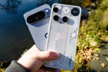 Google Pixel 10 Pro XL (sivý) a Nothing Phone (3) (biely) môžeme označiť za dva najzvláštnejšie vlajkové modely. Ani jeden totiž nechce zaujať špičkovým výkonom. Namiesto toho útočia inými zbraňami.