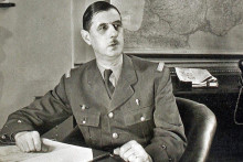 Generál Charles de Gaulle ako líder exilového hnutia Slobodné Francúzsko vo svojej londánskej kancelárii v roku 1942.