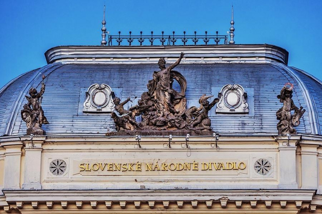 Nápis Slovenské národné divadlo umiestnili na historickú budovu SND niekoľko rokov po 2. svetovej vojne. Pred ním tam bol chvíľu nápis Národné divadlo. FOTO: Miroslava Spodniaková