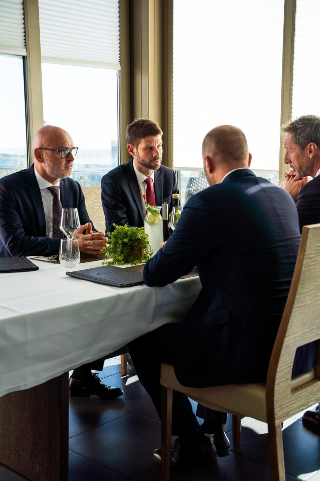 Po stretnutí štvorice opozičných lídrov začali PS, KDH, SaS a Demokrati hovoriť o programových konzultáciách. FOTO: Facebook/Michal Šimečka