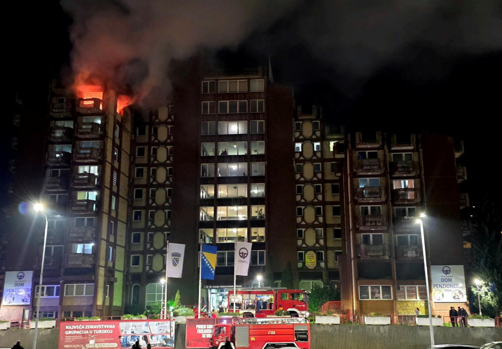 Plamene šľahajú v dome dôchodcov v meste Tuzla na severovýchode Bosny a Hercegoviny.​ FOTO: Reuters