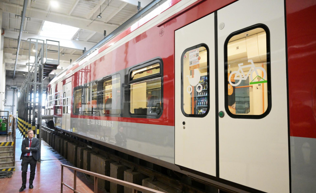Na snímke inštalácia jednotného zabezpečovacieho systému riadenia vlakov (ETCS), ktorý sa v súčasnosti montuje do elektrickej jednotky Panter (rad 660) v košickom depe. FOTO: TASR/František Iván