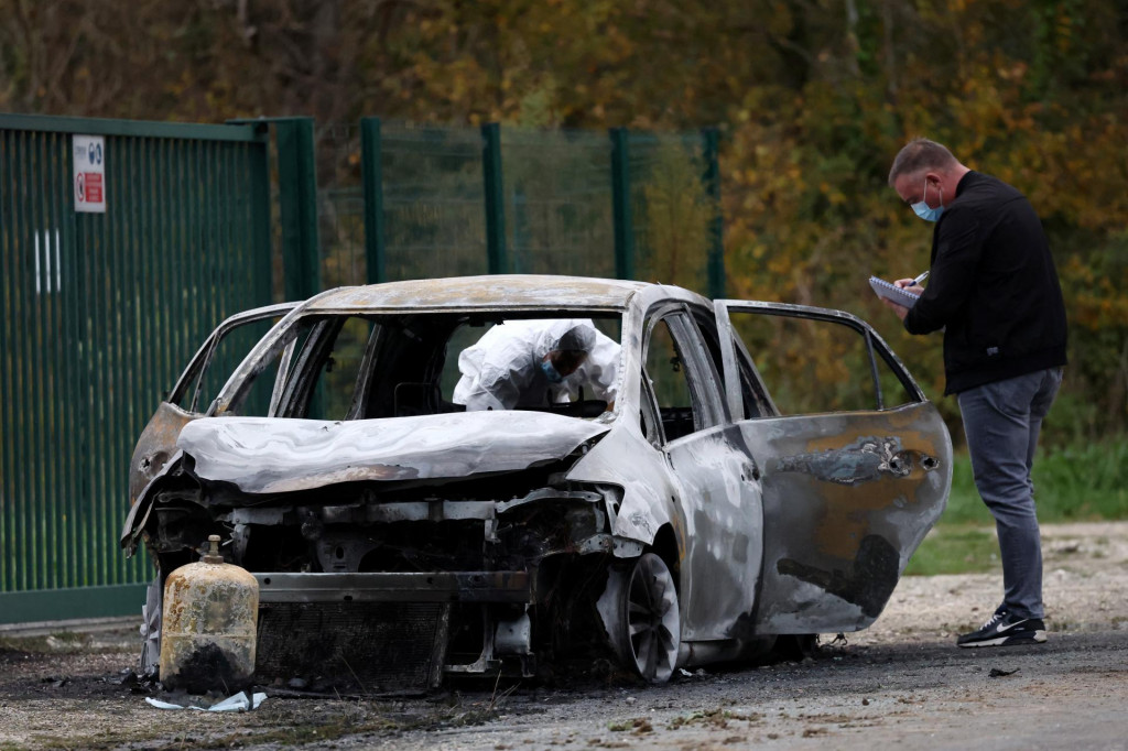 Francúzski žandári kontrolujú spálené auto vodiča, ktorý narazil do chodcov a cyklistov neďaleko Saint-Pierre-d‘Oleron. FOTO: Reuters