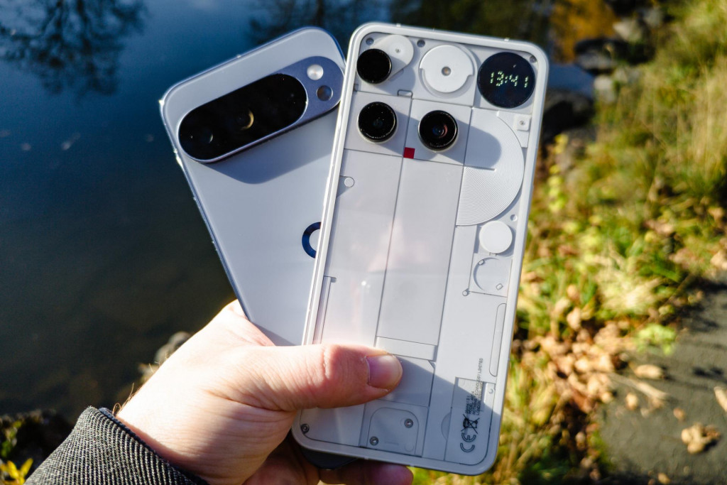 Google Pixel 10 Pro XL (sivý) a Nothing Phone (3) (biely) môžeme označiť za dva najzvláštnejšie vlajkové modely. Ani jeden totiž nechce zaujať špičkovým výkonom. Namiesto toho útočia inými zbraňami.