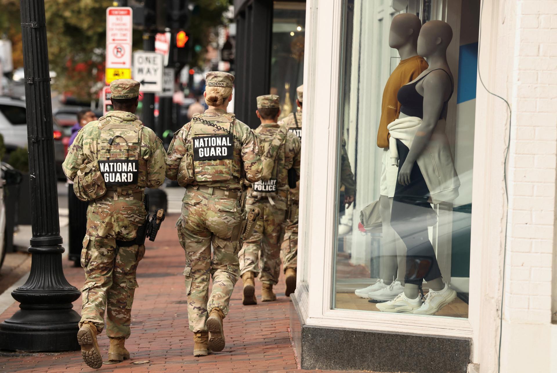 VIDEO: Porota v USA oslobodila muža, ktorý hodil na federálneho agenta sendvič