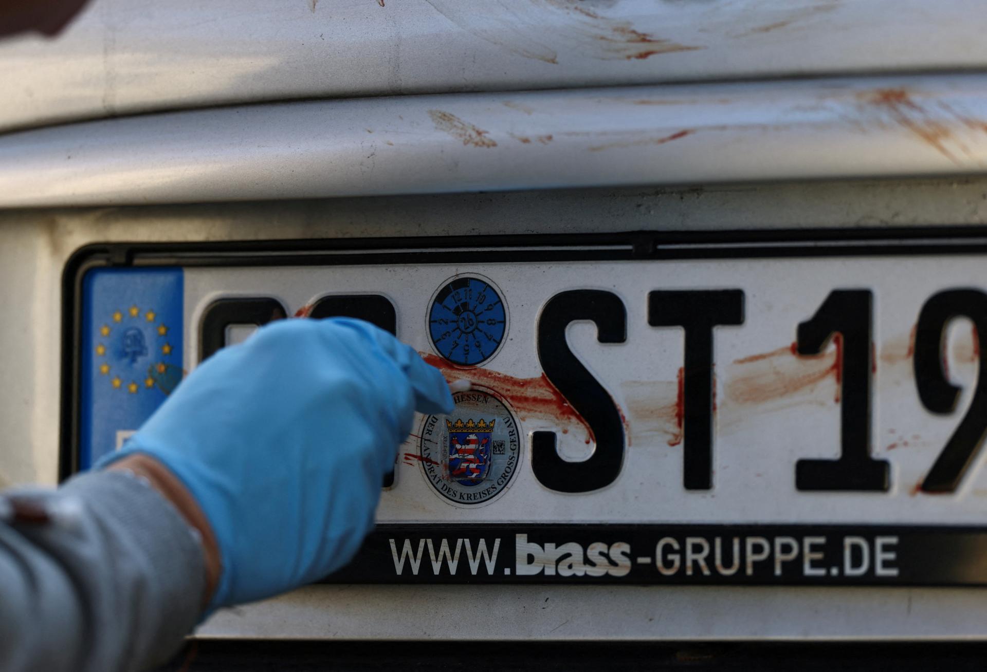 Nemecká polícia zadržala muža, ktorý vlastnou krvou na autá kreslil svastiky