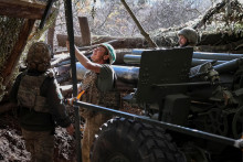 Ukrajinskí vojaci sa pripravujú na paľbu zo samohybnej húfnice neďaleko frontového mesta Pokrovsk. FOTO: Reuters